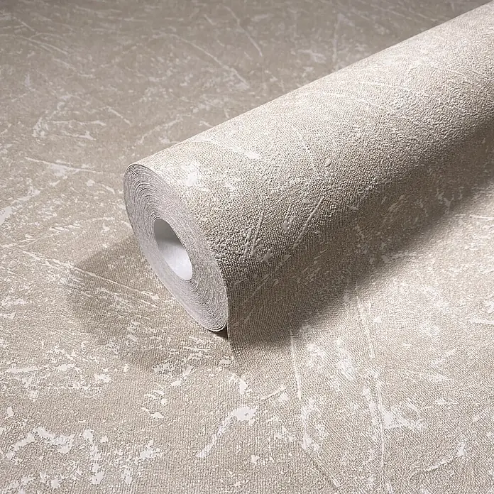 Marburg Loft Superior Vliestapete Struktur - Beige, Sonstiges, 10,05 x 0,53 m - Rolle strukturierter hellbeiger Tapete mit abstraktem, distressed Muster, teilweise ausgerollt zur Ansicht des Designs.