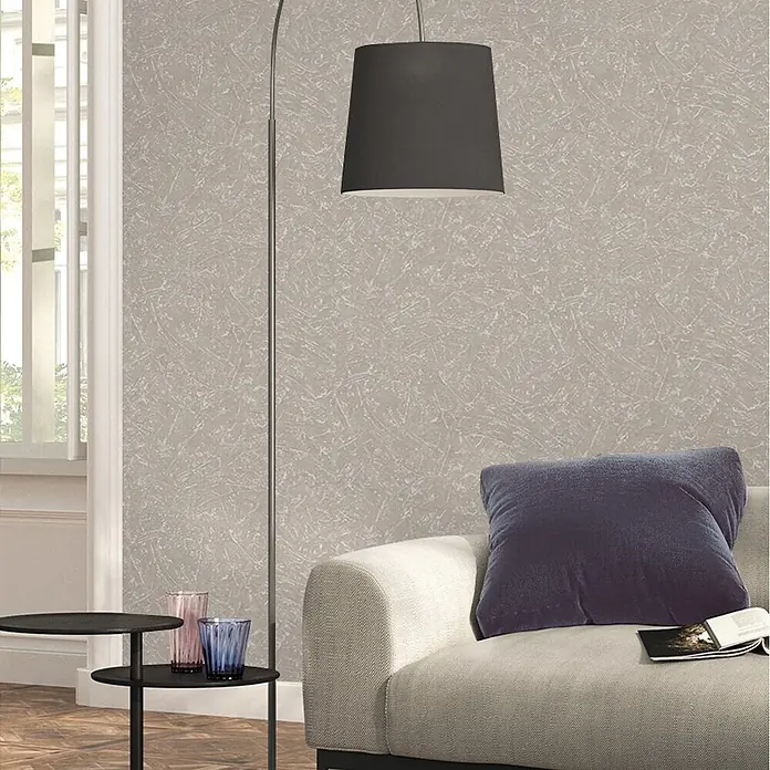 Marburg Loft Superior Vliestapete Struktur - Beige, Sonstiges, 10,05 x 0,53 m - Helle beigefarbene Tapete mit abstraktem weißem Kratzmuster an einer Wohnzimmerwand hinter einem Sofa.