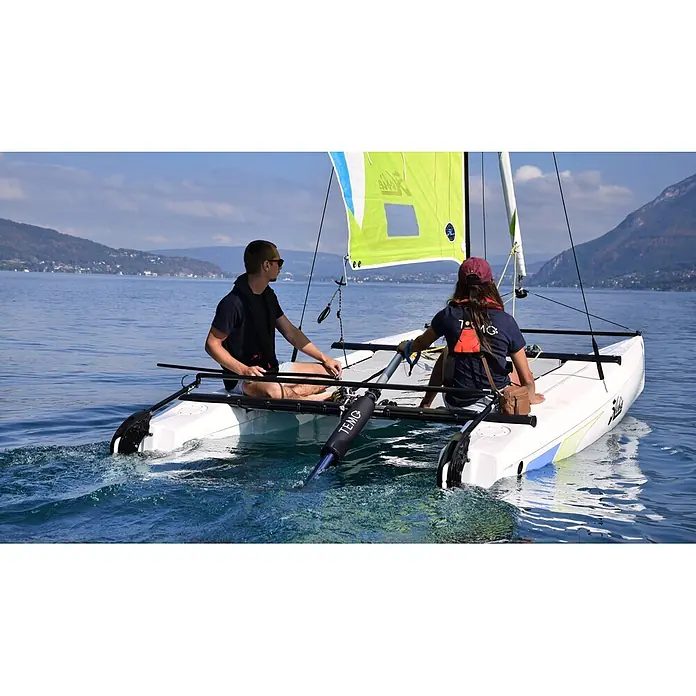 Temo Elektro-Außenbordmotor 450 - Leistung: 450 W, Pinnensteuerung - TEMO Elektromotor treibt einen weißen Katamaran mit zwei Personen auf einem See an.