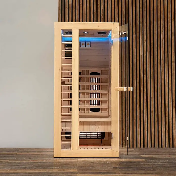 Home Deluxe Infrarotkabine REDSUN DELUXE S -  - Helle Infrarotsauna aus Holz mit Glastür, glühenden Heizstrahlern und blauer Akzentbeleuchtung.
