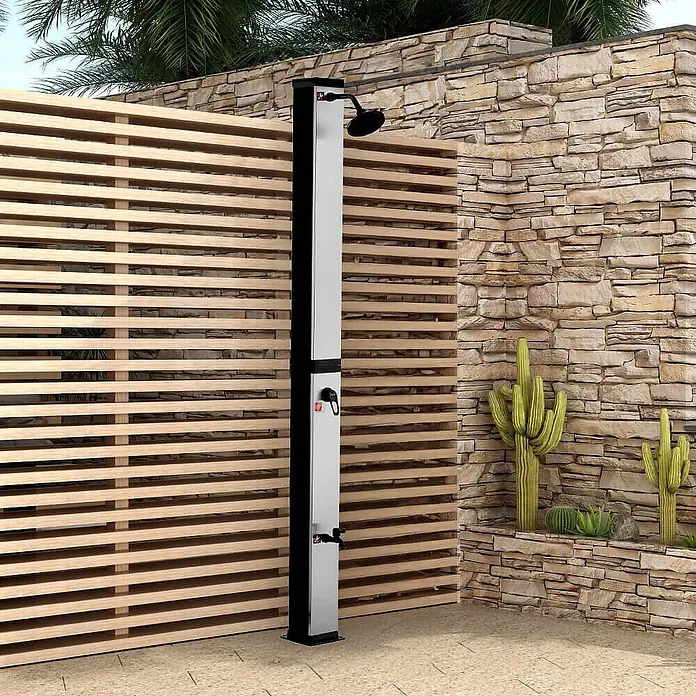 Home Deluxe Solardusche OLYMP - Höhe: 217 cm, Kunststoff, Gebürstetes Nickel / Schwarz, 40 l - Hohe schwarz-silberne Außenduschsäule mit Regenduschkopf, Mischbatterie und Fußbrause, neben einer Holz-Sichtschutzwand installiert.