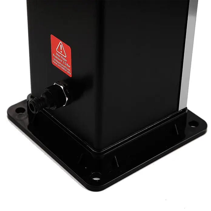 Home Deluxe Solardusche OLYMP - Höhe: 217 cm, Kunststoff, Gebürstetes Nickel / Schwarz, 40 l - Schwarzer Vierkantpfosten mit Schlauchanschluss und Warnhinweis für max. 3,5 bar Wasserdruck.