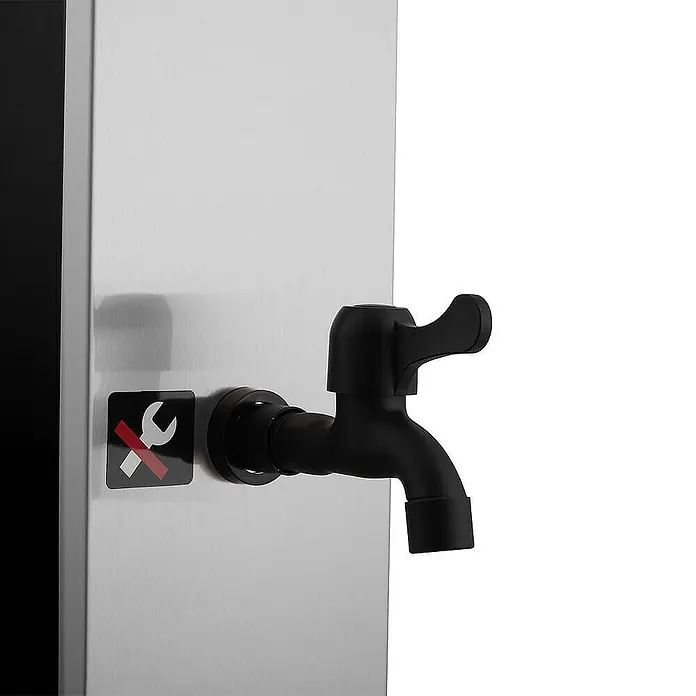 Home Deluxe Solardusche OLYMP - Höhe: 217 cm, Kunststoff, Gebürstetes Nickel / Schwarz, 40 l - Matt schwarzer Wasserhahn auf silbernem Panel mit „kein Werkzeug“-Warnsymbol.