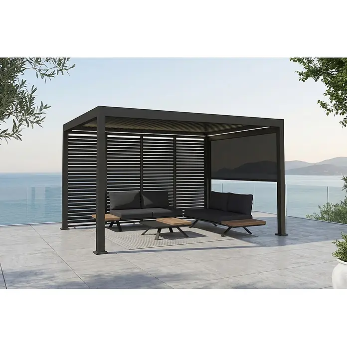Sunfun Milos Lamellenpavillon Elektrisch - B x T: 390 x 298 cm, Night-grey, Material Gestell: Aluminium, LED-Beleuchtung - Eine schwarze moderne Outdoor-Pergola mit Lamellenwänden und ausfahrbarem Sichtschutz, mit zwei schwarzen Sofas und Couchtischen auf einer Meerblick-Terrasse.