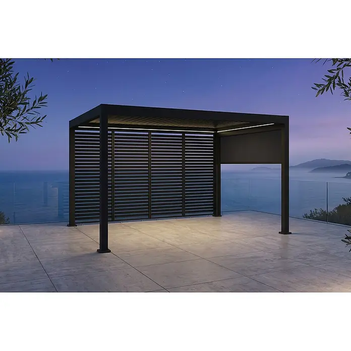 Sunfun Milos Lamellenpavillon Elektrisch - B x T: 390 x 298 cm, Night-grey, Material Gestell: Aluminium, LED-Beleuchtung - Dunkelgraue moderne Pergola mit Lamellenwänden, ausziehbarer Leinwand und integrierter Beleuchtung auf einer Terrasse am Meer.
