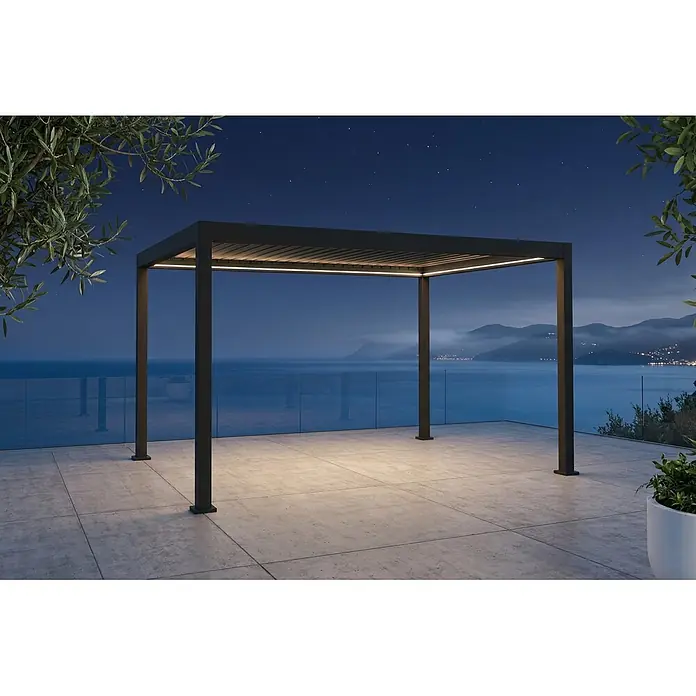 Sunfun Milos Lamellenpavillon Elektrisch - B x T: 390 x 298 cm, Night-grey, Material Gestell: Aluminium, LED-Beleuchtung - Moderne dunkelgraue Aluminium-Pergola mit integrierter LED-Beleuchtung auf einer Terrasse mit Meerblick bei Nacht.
