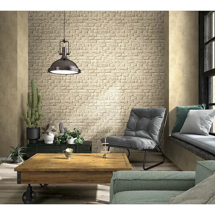 Marburg Loft Superior Vliestapete Steinoptik - Braun, Steinoptik, 10,05 x 0,53 m - Hellbeige Ziegelmuster-Tapete an einer Wohnzimmerwand angebracht.