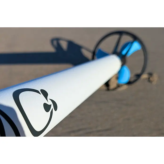 Temo Elektro-Außenbordmotor 450 Nacre-Edition - 450 W, Pinnensteuerung - Weißes zylindrisches Wasserantriebsgerät mit schwarzem Logo und blauflügeligem Propeller.