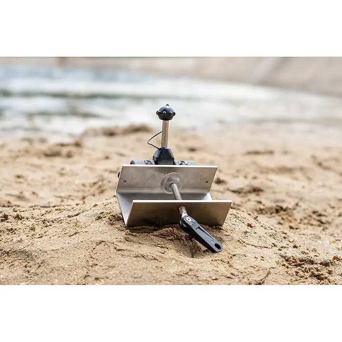 Temo Dollenhalter abnehmbar für TEMO 450 - Passend für: Elektro-Außenbordmotor Temo 450 - Edelstahl-Sandanker mit schwarzen Komponenten, teilweise im Sand vergraben. Ideal zur Sicherung von Strandausrüstung.
