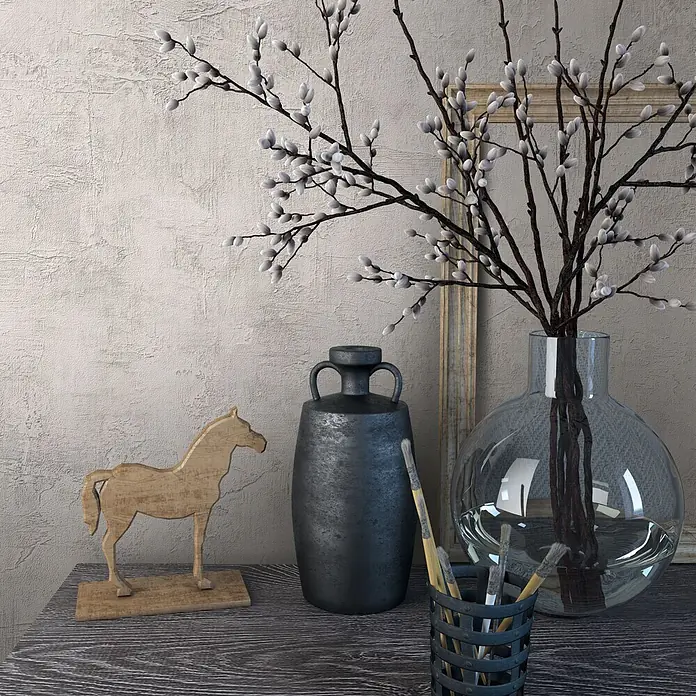 Marburg Loft Superior Vliestapete Struktur I - Creme, Sonstiges, 10,05 x 0,53 m - Weidenkätzchenzweige in klarer Glasvase, dunkle Deko-Urne, Holzpferdfigur und Pinsel in Metallhalter auf Holzoberfläche.