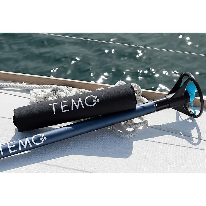 Temo Schwimmhilfe - Passend für: Elektro-Außenbordmotor Temo 450 - TEMO tragbarer Elektromotor, blau und schwarz, mit blauem Propeller, auf einem Bootsdeck.