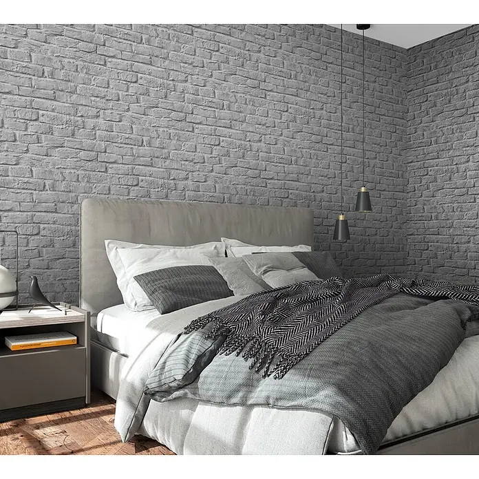 Marburg Loft Superior Vliestapete Steinoptik - Taupe, Steinoptik, 10,05 x 0,53 m - Graue Tapete in Ziegelsteinoptik an Wänden eines Schlafzimmers, die den industriellen Stil hinter einem Bett betont.
