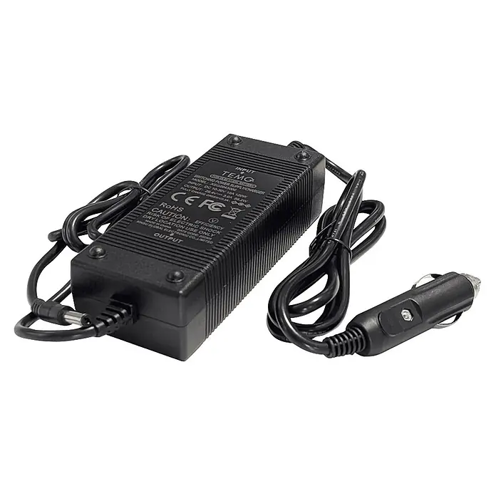 Temo Ladegerät für Elektro-Außenbordmotor Temo 450 - 12 V - Schwarzes Kunststoff-Netzteil/Ladegerät mit Eingangs- und Ausgangskabeln, eines mit Hohlstecker, das andere mit Zigarettenanzünderstecker.