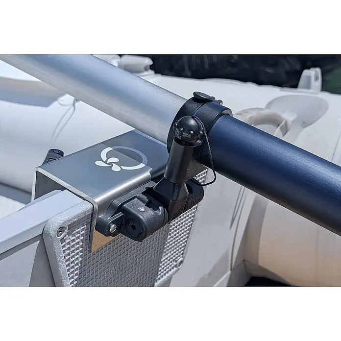 Temo Dollenhalter abnehmbar für TEMO 450 - Passend für: Elektro-Außenbordmotor Temo 450 - Graue Bootsheckhalterung mit Propeller-Logo, die ein silbernes und dunkelblaues Ruder an einem Schlauchboot hält.