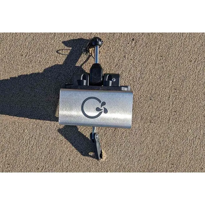 Temo Dollenhalter abnehmbar für TEMO 450 - Passend für: Elektro-Außenbordmotor Temo 450 - Gebürstete Silberhalterung mit schwarzem C-Propeller-Logo, schwarzen Kunststoffteilen und Federklemme auf strukturiertem Boden.