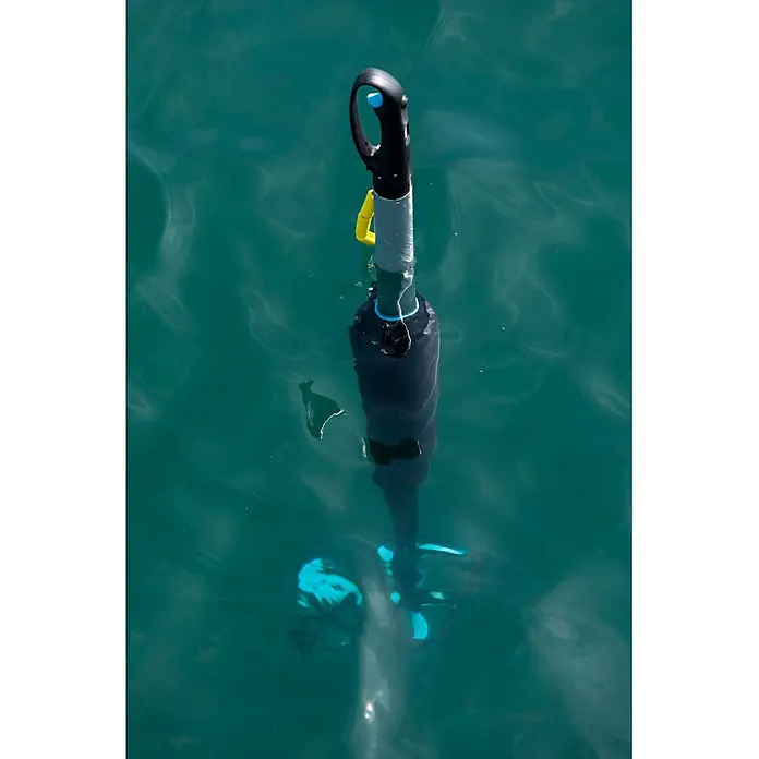 Temo Schwimmhilfe - Passend für: Elektro-Außenbordmotor Temo 450 - Schwarzes und blaues Unterwassergerät mit Griff und Propellern, teilweise im Wasser.