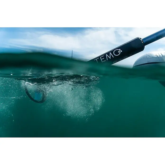 Temo Schwimmhilfe - Passend für: Elektro-Außenbordmotor Temo 450 - TEMO Elektromotorwelle teilweise untergetaucht, der Propeller erzeugt Blasen im Wasser neben einem Boot.