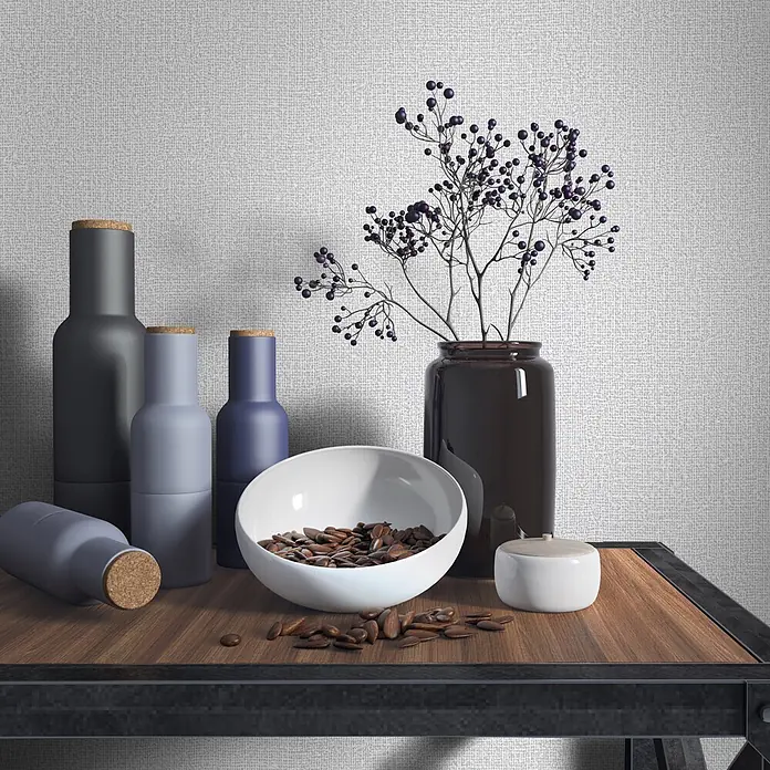 Vliestapete - Greige, Sonstiges, 10,05 x 0,53 m - Eine Sammlung matter Flaschen, eine weiße Schale mit Samen und eine Vase mit violetten Beeren auf einem Holzregal.