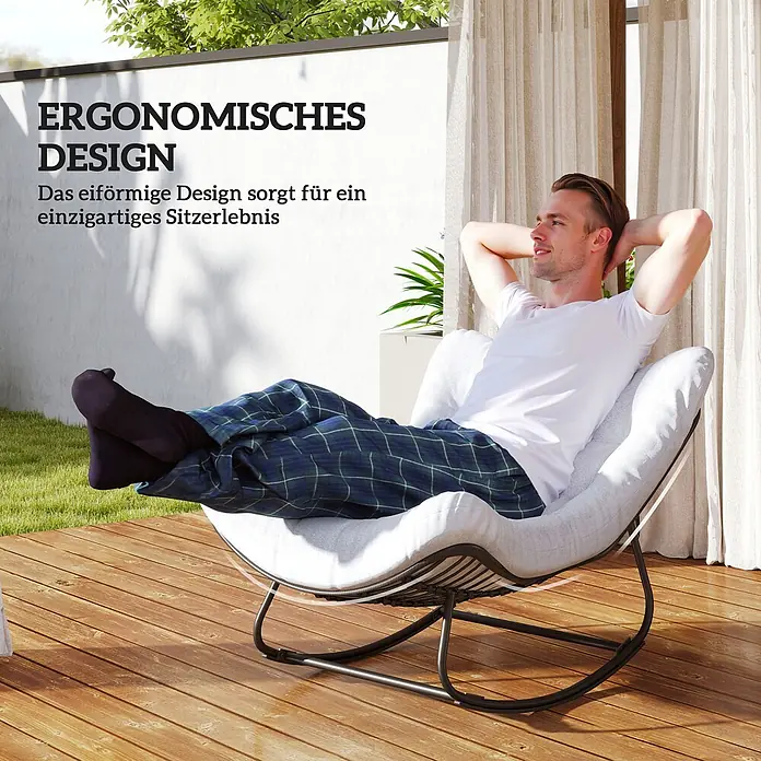 Outsunny Garten-Schaukelstuhl mit abnehmbarem Bezug, 120 kg Traglast - 1 Stk., PE-Rattan, Schwarz, Hellgrau, B x T x H: 98 x 111 x 74 cm - Ein Mann entspannt sich bequem in einem grauen Stoff-Schaukelstuhl mit schwarzem Metallgestell auf einer Holzterrasse.