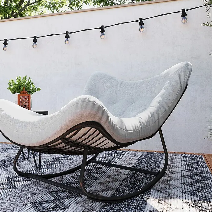 Outsunny Garten-Schaukelstuhl mit abnehmbarem Bezug, 120 kg Traglast - 1 Stk., PE-Rattan, Schwarz, Hellgrau, B x T x H: 98 x 111 x 74 cm - Heller grauer Outdoor-Schaukelstuhl mit schwarzem Metallgestell und weichen Polstern, ideal zum Entspannen.
