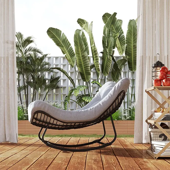 Outsunny Garten-Schaukelstuhl mit abnehmbarem Bezug, 120 kg Traglast - 1 Stk., PE-Rattan, Schwarz, Hellgrau, B x T x H: 98 x 111 x 74 cm - Hellgrauer Schaukel-Liegestuhl mit dunklem Rahmen auf Holzterrasse in üppiger Außenumgebung.