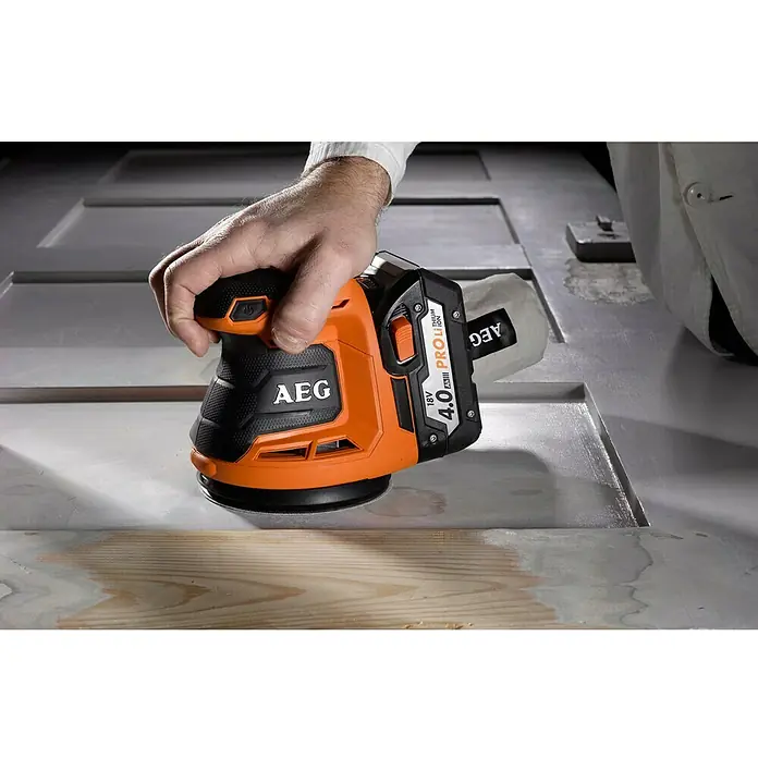 AEG Pro 18V Akku-Exzenterschleifer BEX 18-125-0 - 18 V, Li-Ionen, Ohne Akku, 125 mm, 7.000 U/min - 11.000 U/min - AEG Exzenterschleifer im Einsatz, ideal zum Schleifen von Holzoberflächen, mit ergonomischem Griff und leistungsstarkem Akku für komfortables Arbeiten.
