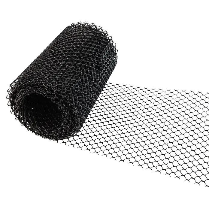 Windhager Laubschutznetz Cover für Dachrinnen - Länge: 6 m - Schwarzes Kunststoffgitter, teilweise abgerollt, mit sechseckigem Muster.