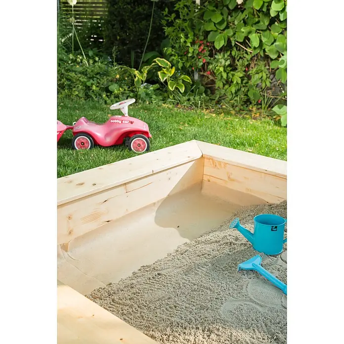 Windhager Sandkastenvlies - L x B: 2 x 2 m - Hölzerner Sandkasten im Garten, mit Sand gefüllt, daneben ein rosa Spielzeugauto und blaues Sandspielzeug.