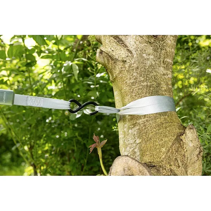 Windhager Spanngurt Sun Sail inklusive Ratsche - Geeignet für: Sonnensegel - Grauer Spanngurt mit schwarzem S-Haken an einem Baumstamm befestigt.