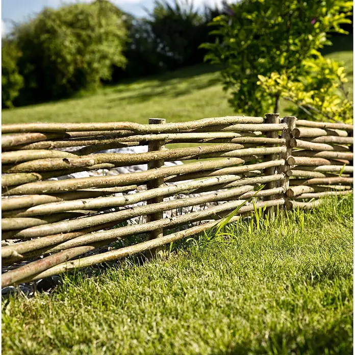 Windhager Beeteinfassung Haselnuss - Haselnussholz, 100 x 40 cm - Naturgeflechtzaun aus Ästen, der eine Grenze definiert.