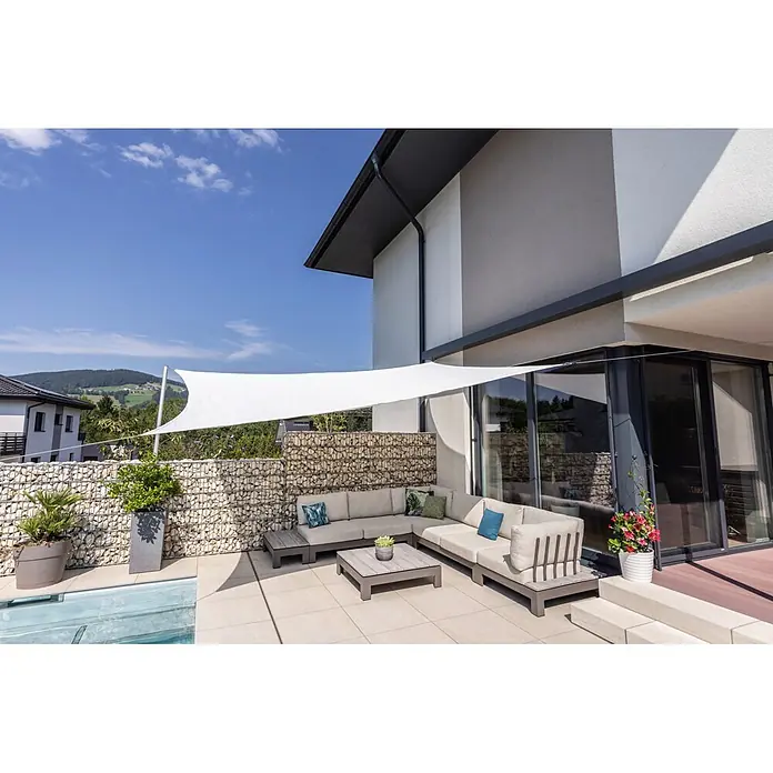 Windhager Sonnensegel Capri - L x B: 4 x 4 m, Quadratisch, Weiß - Modernes hellgraues L-förmiges Outdoor-Sofa-Set mit Couchtischen unter einem weißen Sonnensegel auf einer Terrasse.