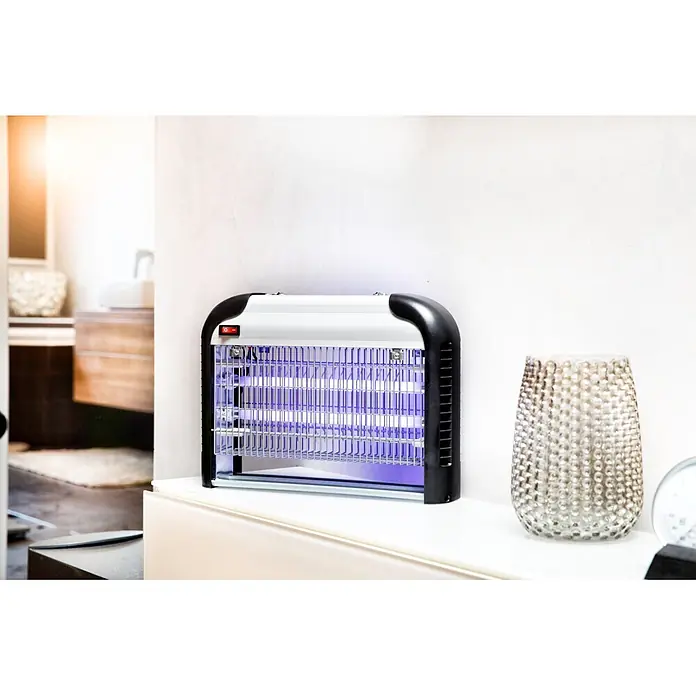 Windhager UV-Mückenlampe Comfortable+ - 16 W, Wirkungsbereich: 40 m² - Ein elektrischer Insektenvernichter mit schwarzem und silbernem Gehäuse und leuchtenden violetten UV-Lichtern, auf einer weißen Oberfläche in einem modernen Raum.