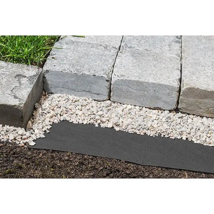 Windhager Trenn- & Filtervlies - L x B: 7 x 0,9 m, Grau - Schwarzes Unkrautvlies unter Kies verlegt, trennt Kies von Erde, neben Steinplatten.