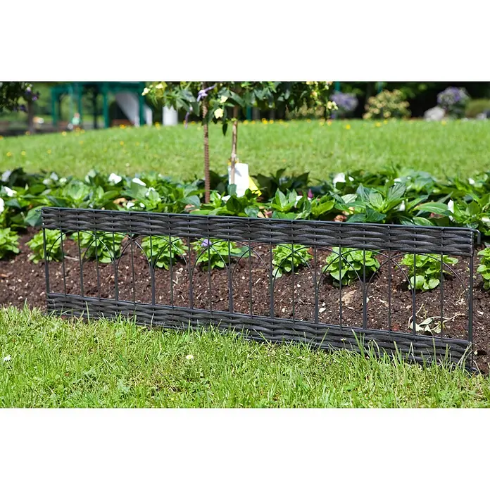 Windhager Beeteinfassung Typ 14 PVC Rattan - L x H: 100 x 35 cm, Anthrazit - Dunkelgraue Gartenumrandung in Rattan-Optik mit Metallbögen, trennt ein Blumenbeet von Rasen.