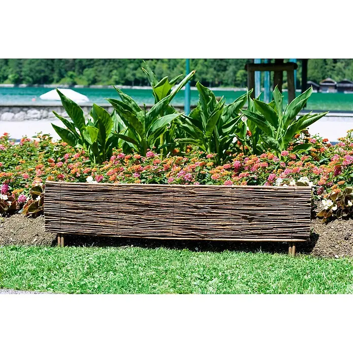 Windhager Beeteinfassung Typ 1 - Weide, 100 x 35 cm - Rechteckige Gartenbegrenzung aus geflochtenen braunen Ästen, mit bunten Blumen bepflanzt.