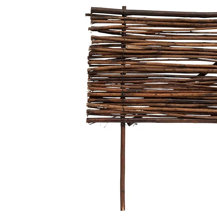 Windhager Beeteinfassung Typ 1 - Weide, 100 x 35 cm - Dunkelbraunes geflochtenes Astzaun-Element mit einem Pfahl.