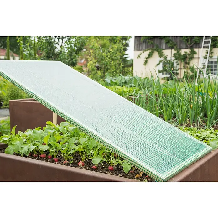 Windhager Gitterfolie Strong - L x B: 3 x 2 m, Grün - Transparente Gitterabdeckung eines Frühbeets schützt junge Radieschen in einem Hochbeet.