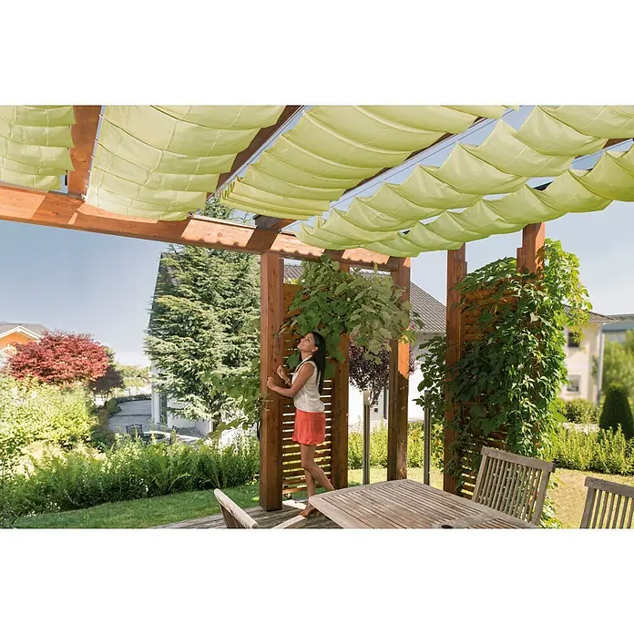 Windhager Sonnensegel Seilspanntechnik Komplett-Set - L x B: 2,7 x 1,4 m, Apfelgrün - Hellgrüner ausziehbarer Stoffsonnenschutz auf Holzpergola, beschattet einen Außenbereich.