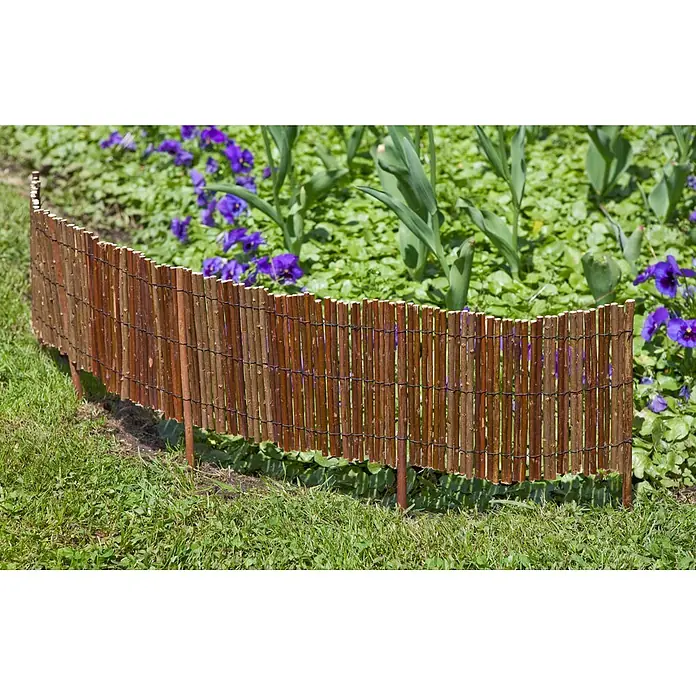 Windhager Beeteinfassung Typ 11 - Weide, 100 x 20 cm - Gebogener Gartenzaun aus Holzstäben, mit Draht verbunden, als Beetbegrenzung in einem Garten mit Gras und Blumen.