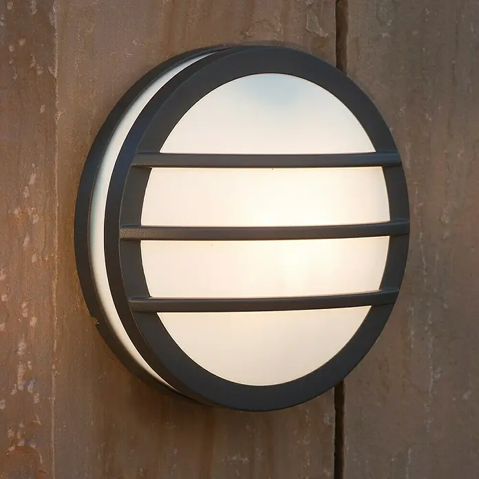 Lutec Außenwandleuchte Seine Titan - 75 W, 27 x 27 x 11,5 cm, Anthrazit, Weiß, IP54 - Runde Wandleuchte mit Gitter. Das Gehäuse ist grau, die Abdeckung weiß. Die Lampe strahlt ein warmes, einladendes Licht aus.