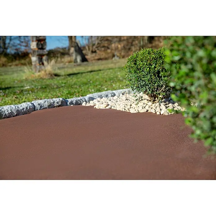 Windhager Unkrautvlies Premium - Vlies, 10 x 0,9 m - Strukturierte braune Außenfläche, möglicherweise eine Terrasse oder ein Weg, begrenzt von Steinkanten und dekorativen weißen Kieselsteinen.