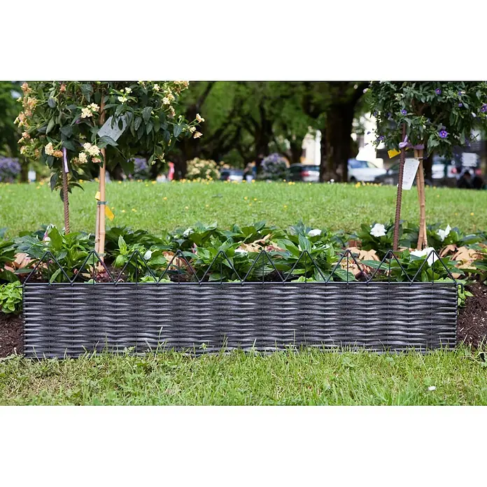 Windhager Beeteinfassung Typ 13 - PVC, 100 x 35 cm - Dunkelgraue geflochtene Gartenrandbegrenzung mit dreieckigem Metallaufsatz, trennt Blumenbeet vom Gras.