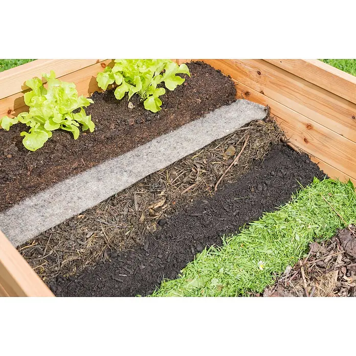 Windhager Hochbeetmatte - L x B: 2 x 1 m, Schafwolle, Grau - Erhöhtes Holz-Hochbeet mit Schichten aus Erde, organischem Material und gepflanzten Salatsetzlingen.