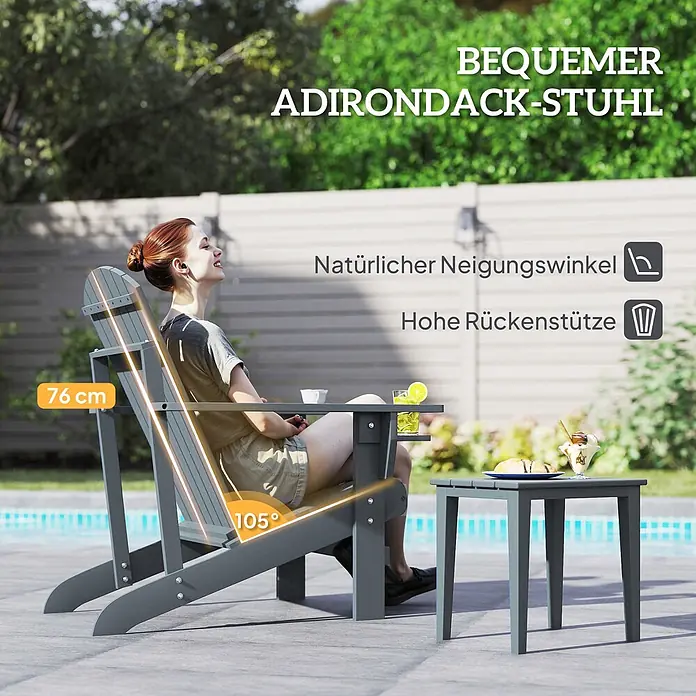 Outsunny Gartenstuhl Adirondack - Tannenholz, Dunkelgrau, B x T x H: 95 x 95 x 93 cm - Grauer Adirondack-Stuhl mit einer Frau, die darin entspannt, neben einem passenden Beistelltisch im Freien. Mit ergonomischer Neigung und hoher Rückenlehne.