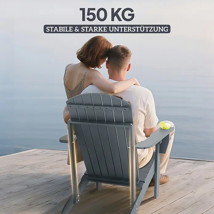 Outsunny Gartenstuhl Adirondack - Tannenholz, Dunkelgrau, B x T x H: 95 x 95 x 93 cm - Grauer Adirondack-Stuhl auf einem Holzsteg am Wasser, bequem besetzt von zwei Personen, mit Betonung auf 150 kg stabilem Halt.