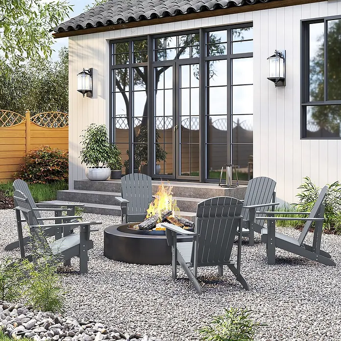 Outsunny Gartenstuhl Adirondack - Tannenholz, Dunkelgrau, B x T x H: 95 x 95 x 93 cm - Dunkelgraue Adirondack-Stühle umgeben eine schwarze Feuerschale auf einer Kiesterrasse, bereit für ein Treffen im Freien.