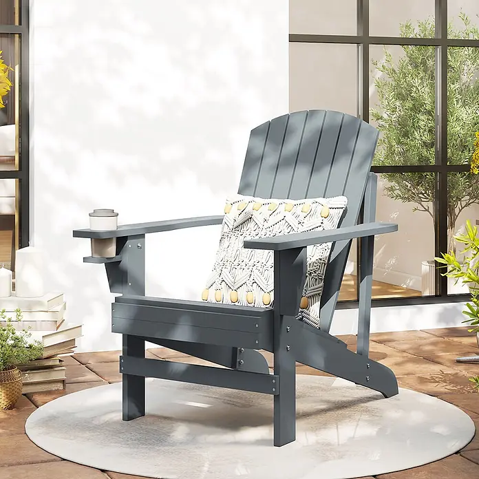 Outsunny Gartenstuhl Adirondack - Tannenholz, Dunkelgrau, B x T x H: 95 x 95 x 93 cm - Dunkelgrauer Adirondack-Stuhl mit Makramee-Kissen und integriertem Becherhalter, draußen platziert.