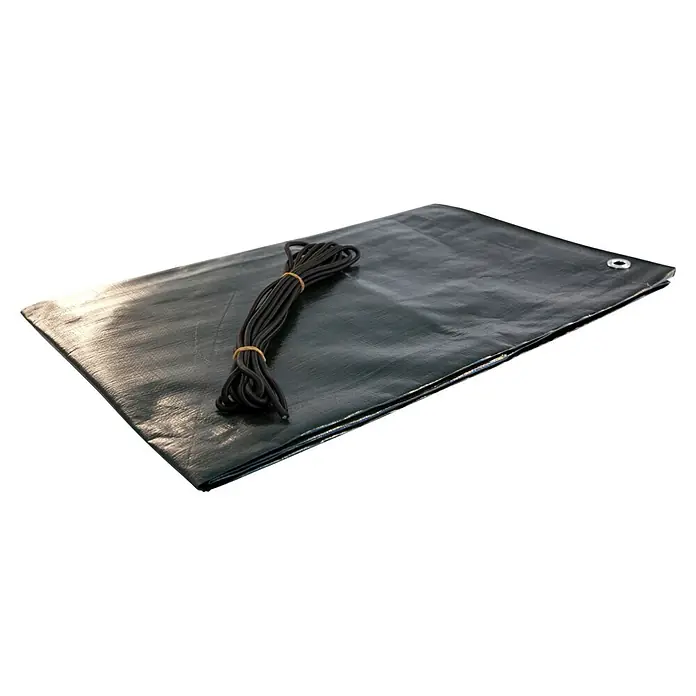 Windhager Sandkasten-Schutzhülle - L x B: 2 x 2 m, Grün - Dunkelgraue Plane gefaltet mit aufgerolltem schwarzem Gummiseil, eine silberne Öse in einer Ecke sichtbar.
