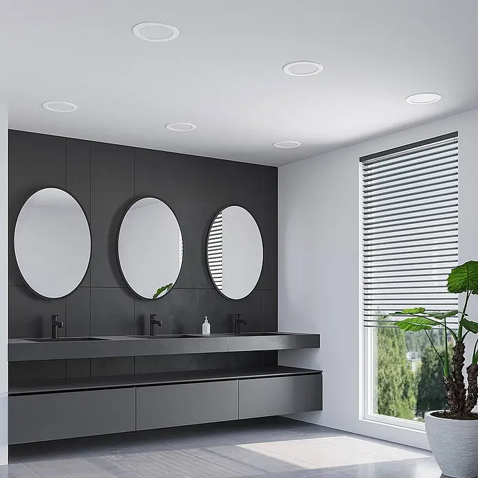 Prios Deckenstrahler Cadance - L x B x H: 22 x 22 x 3,2 cm, weiß / opal, weiß / opal - Weiße, runde Einbau-LED-Deckenleuchten beleuchten ein modernes Badezimmer.