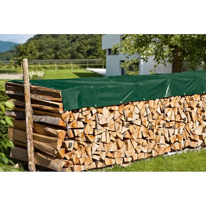 Windhager Ganzjahresabdeckplane Premium - L x B: 300 x 150 cm, Material: Kunststoff - Dunkelgrüne Plane bedeckt einen großen Stapel Brennholz im Freien und schützt es vor Witterungseinflüssen.